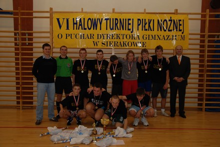 zwyci_skie_antytalenty_z_organizatorami.jpg